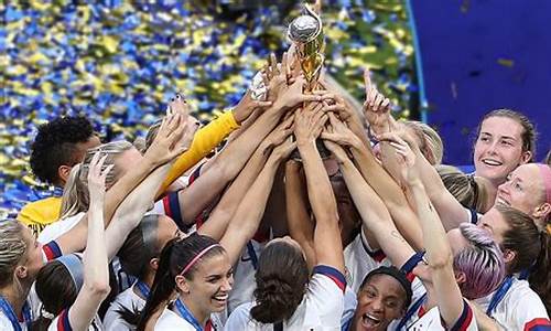 美国国家女子足球队：勇往直前，永不言弃的精神力量！(美国女子足球运动员)